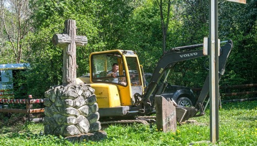 Prace przy ekshumacji polskich ofiar zbrodni wołyńskiej w Puźnikach w obwodzie tarnopolskim na zachodzie Ukrainy