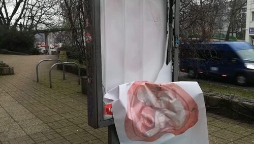 Dewastacje plakatów hospicjów perinatalnych. Dziennikarz: "Zło w czystej postaci"