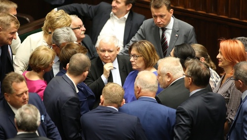 Spora przewaga PiS. Aż sześć ugrupowań w Sejmie. Zobacz najnowszy sondaż