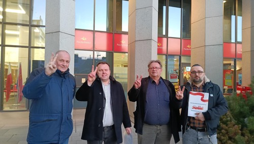 Protestujący przed centralą Poczty Polskiej