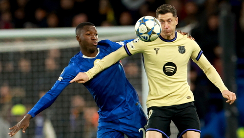  Moises Caicedo i  Robert Lewandowski 