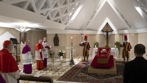 Wystawiona trumna ze zmarłym papieżem Franciszkiem w w kaplicy w Domu Świętej Marty