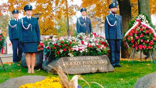 Warta funkcjonariuszy służb mundurowych przy grobie ks. Jerzego Popiełuszki