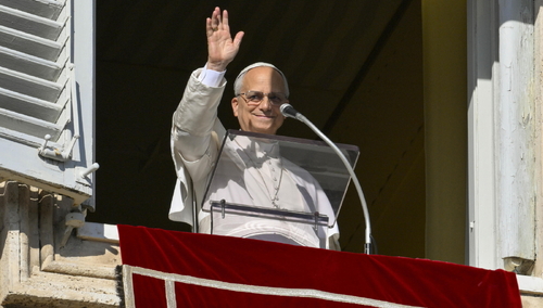 Leon XIV w oknie Pałacu Apostolskiego