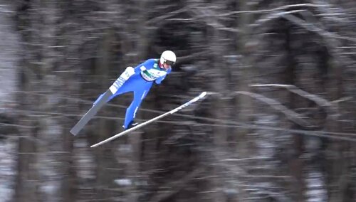 Piotr Żyła podczas skoku