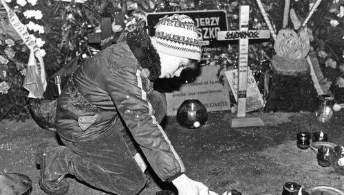 Chłopiec przy grobie ks. Jerzego Popiełuszki