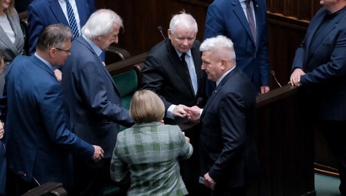 Krzysztof Głuchowski przyjmuje gratulacje od prezesa Jarosława Kaczyńskiego i polityków PiS