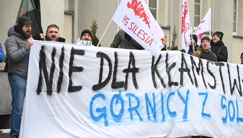 Górnicy pikietujący przed siedzibą Ministerstwa Energii w Katowicach