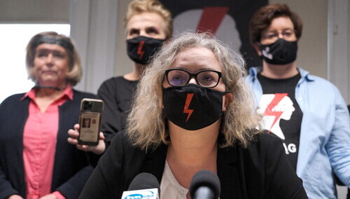 Marta Lempart (2P), oraz posłanki Lewicy Wanda Nowicka (L), Joanna Scheuring-Wielgus (2L) i Monika Falej (P)