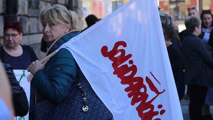 Kobieta z flagą Solidarności - zdjęcie poglądowe