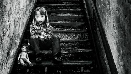 Smutna dziewczynka. Ilustracja poglądowa