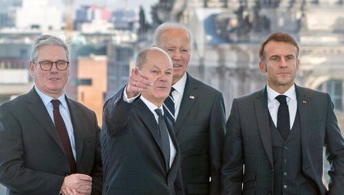 Premier Wielkiej Brytanii Keir Starmer, kanclerz Niemiec Olaf Scholz, prezydent USA Joe Biden i prezydent Francji Emmanuel Macron na wspólnym spotkaniu w Berlinie