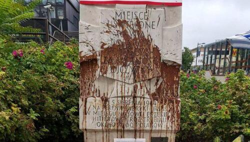 Zdewastowany pomnik ofiar Rzezi Woli