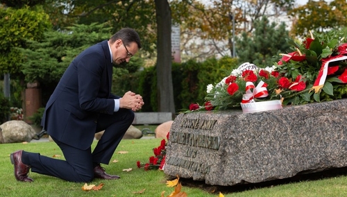 Obchody 35. rocznicy śmierci ks. Popiełuszki. Premier złożył wieniec na grobie błogosławionego