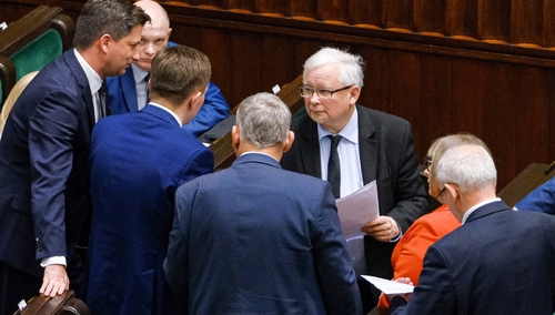 [SONDAŻ] PiS liderem, ale bez samodzielnej większości