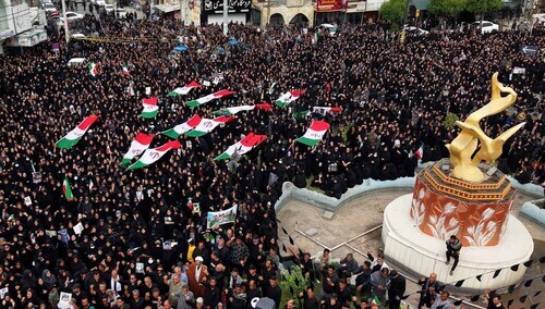 Irańczycy uczestniczący w ceremonii pogrzebowej