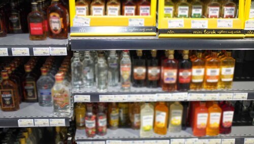 Napoje alkoholowe w małych opakowaniach w jednym ze sklepów w Warszawie
