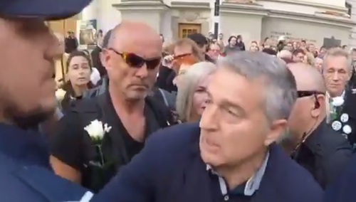 [video] Popychanie. Kopanie. Frasyniuk winny naruszenia nietykalności cielesnej policjantów.