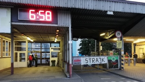 [video] Stan wrzenia w PGG. Kopalnie stanęły na dwie godziny, wysypano węgiel w biurach poselskich