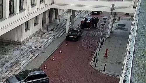 [video] "Zamach kamerą". Senat: "Skandaliczne zachowanie ekipy TVP". Makowski ripostuje