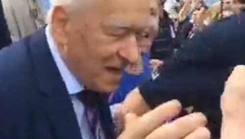 Obywatele RP do Kornela Morawieckiego przed Sejmem: "Zdrajca! Będziesz siedział! Precz z komuną!"