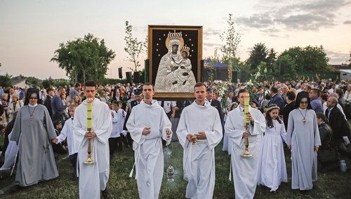 ks. Grzegorz Krzysztofik: Matka Boża kocha nas i otacza nasz naród płaszczem swojej opieki