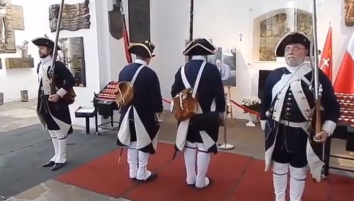 [video] Gdańsk. Przed grobem Pawła Adamowicza zmiana warty. Żołnierze wydają komendy po... niemiecku