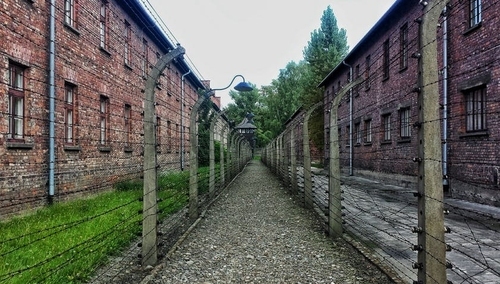 iPoland: Aniołowie życia i aniołowie śmierci – polscy i niemieccy lekarze w czasie II wojny światowej