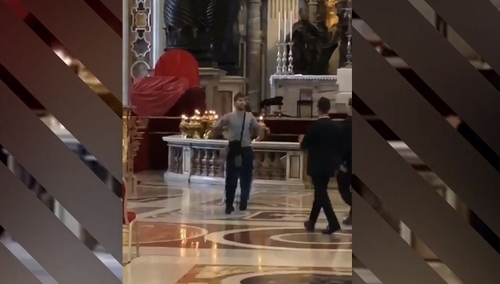 [video] Przerażające. Uzbrojony w nóż mężczyzna wtargnął do Bazyliki w Watykanie