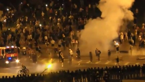 [video] Białoruś. Mińsk. Milicja szturmuje barykady używając armatek wodnych. Gwałtowne zamieszki