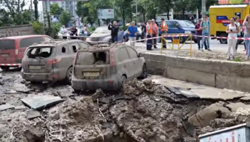 Demolka na ulicy w Kijowie w wyniku testu sieci ciepłowniczej [video]
