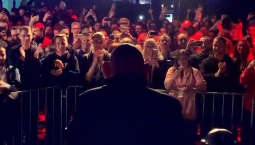 [video] Zderzenie cywilizacji. Lewicowa młodzież witała Urbana oklaskami i skandowaniem: "Niech żyje nam"