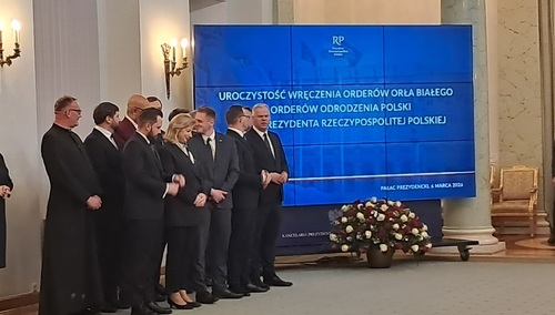 W Pałacu Prezydenckim rozpoczęła się uroczystość wręczenia przez prezydenta Orderów Orła Białego i Orderów Odrodzenia Polski [WIDEO]