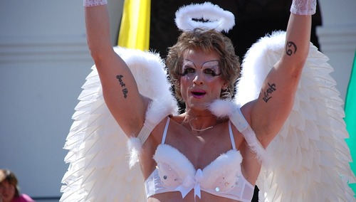 Anglia: Gwałciciel deklaruje się jako osoba trans. Trafia do więzienia dla kobiet, gdzie... molestuje