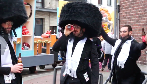 [WIDEO] Karykatury Żydów i nazistowskie mundury. Ulicami Aalst po raz kolejny przeszła karnawałowa parada
