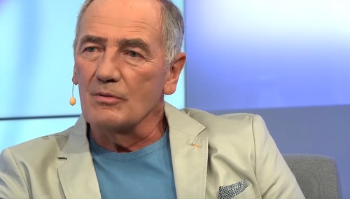 Karol Strasburger ośmielił się wypowiedzieć słowa "kontrolny klaps". Hejt. Jest oświadczenie