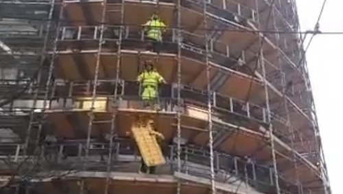 [video] "Tak się bawią chłopaki na budowie". Śpiewający w Oslo polscy budowlańcy robią furorę w sieci!