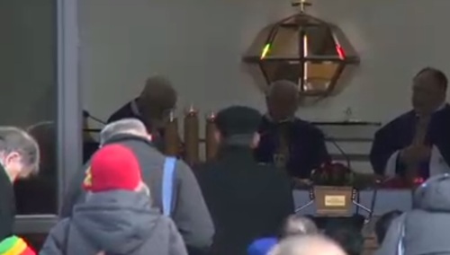 Relacja WP z pogrzebu Piotra Szczęsnego. 67 minuta plansza "Dwa lata rządu PiS". Czy są jakieś granice?