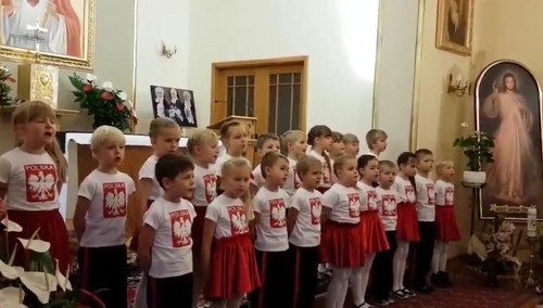 [video] Cudowne. Najmłodsi patrioci z zaangażowaniem wykonują pieśń Legionów