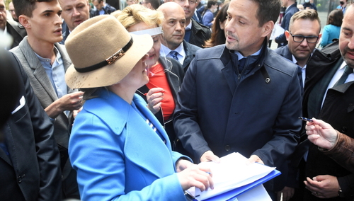 Zarządzenia o wyborach nie ma w Dzienniku Ustaw, nie ma formularzy PKW, a PO już zbiera podpisy