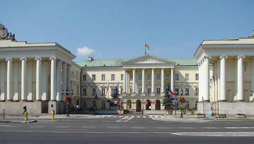 Radni Warszawy z KO nie chcą księdza na obradach. „Reprezentujemy wszystkich wyznawców różnych religii”
