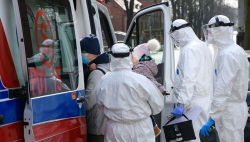 Ministerstwo Zdrowia: Zmarła 17. osoba zakażona koronawirusem. 45 nowych przypadków