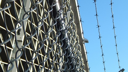 Uciekinier z więzienia w samotności ukrywał się 17 lat. Stracił umiejętność mówienia...