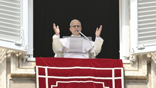 Leon XIV w oknie Pałacu Apostolskiego 