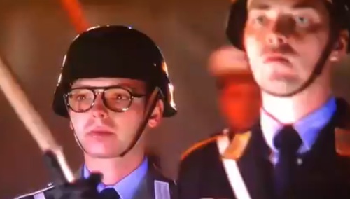 Zdjęcia z pożegnania von der Leyen. Pochodnie w rękach niemieckich żołnierzy. Gdzie łowcy faszystów?