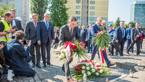 [Fotorelacja] Władze państwa i NSZZ "S" złożyły wieńce pod Pomnikiem Poległych Stoczniowców 1970 r.