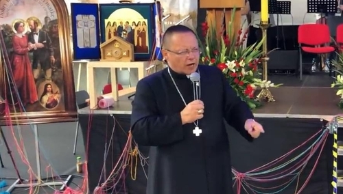 [video] Abp Ryś zaśpiewał podczas ewangelizacji. Nie zgadniecie, co to była za piosenka...