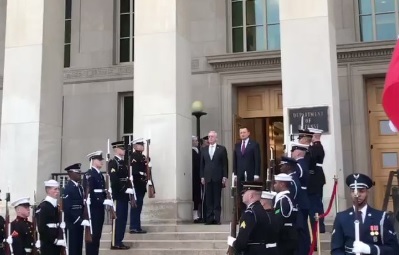 [video] Mazurek Dąbrowskiego na schodach Pentagonu. Min. Błaszczak rozmawia właśnie z gen. Mattisem