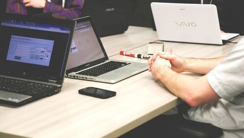 Ekspert: W okresie pandemii ważne jest znalezienie złotego środka między pracą zdalną i stacjonarną