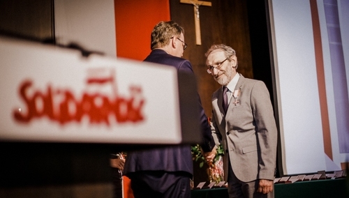 [nasza fotorelacja] Uroczystość wręczenia Krzyży Wolności i Solidarności w historycznej Sali BHP